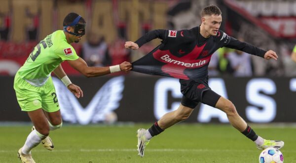 epa11211838 Wolfsburg's Moritz Jenz (L) in action against Leverkusen's Florian Wirtz (R) during the German Bundesliga soccer match between Bayer 04 Leverkusen and VfL Wolfsburg in Leverkusen, Germany, 10 March 2024.  EPA/CHRISTOPHER NEUNDORF CONDITIONS - ATTENTION: The DFL regulations prohibit any use of photographs as image sequences and/or quasi-video.