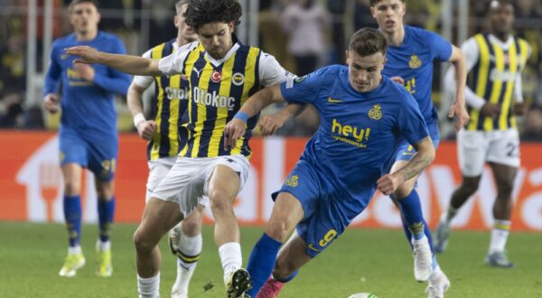epa11220577 Ferdi Kadioglu (L) of Fenerbahce and Dennis Eckert Ayensa (R) of Union in action during the UEFA Europa Conference League Round of 16, second leg soccer match Fenerbahce SK vs Royale Union Saint-Gilloise, in Istanbul, Turkey, 14 March 2024.  EPA/ERDEM SAHIN
