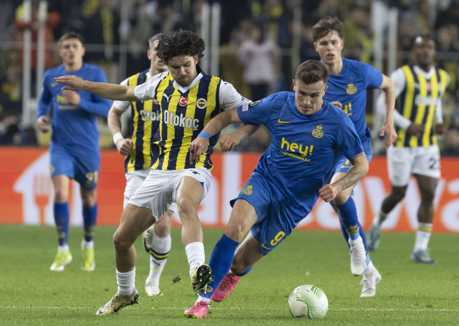 epa11220577 Ferdi Kadioglu (L) of Fenerbahce and Dennis Eckert Ayensa (R) of Union in action during the UEFA Europa Conference League Round of 16, second leg soccer match Fenerbahce SK vs Royale Union Saint-Gilloise, in Istanbul, Turkey, 14 March 2024.  EPA/ERDEM SAHIN