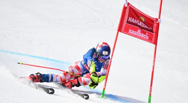epa11223446 Filip Zubcic of Croatia in action during the 1st run of the Men's Giant Slalom race at the FIS Alpine Skiing World Cup finals in Saalbach Hinterglemm, Austria, 16 March 2024.  EPA/CHRISTIAN BRUNA