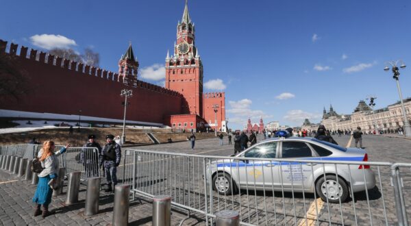 epa11246596 Police officers guard the Red Square amid tighten security measures in the wake of a terrorist attack at the Crocus City Hall concert venue, in Moscow, Russia, 27 March 2024. At least 139 people were killed and more than 180 hospitalized after a group of gunmen attacked the concert hall in the Moscow region on 22 March evening, Russian officials said. Eleven suspects, including all four gunmen directly involved in the terrorist attack, have been detained, according to Russian authorities.  EPA/YURI KOCHETKOV