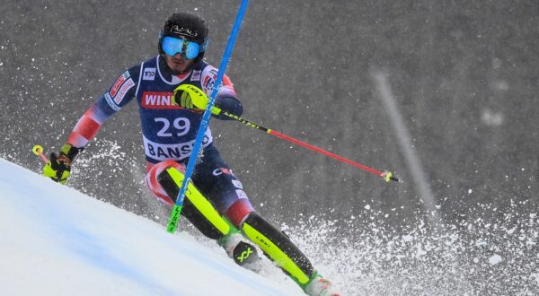 epa11144254 Istok Rodes of Croatia in the action the first run in slalom race at the FIS Alpine Skiing World Cup event in Bansko, Bulgaria, 11 February 2024.  EPA/VASSIL DONEV