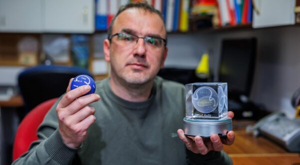 02.03.2024., Split - Udruga Inovatora "Dalamit". Inovator Ivica Lukac dizajnirao je te napravio posebnu lopticu s kojim ce se igrat picigin. Photo: Zvonimir Barisin/PIXSELL
