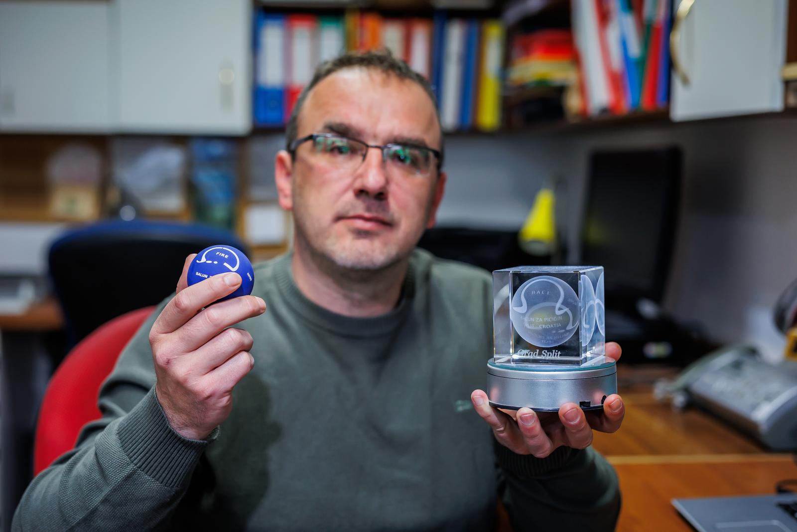 02.03.2024., Split - Udruga Inovatora "Dalamit". Inovator Ivica Lukac dizajnirao je te napravio posebnu lopticu s kojim ce se igrat picigin. Photo: Zvonimir Barisin/PIXSELL