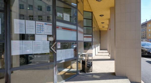 09.04.2020., Zagreb - Zbog koronavirusa zatvoren je ured Hrvatskog zavoda za zaposljavanje u Zvonimirovoj ulici. rPhoto: Tomislav Miletic/PIXSELL