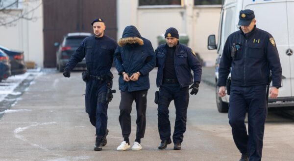10.01.2024., Vukovar - Policija Opcinskom drzavnom odvjetnistvu privodi osumnjicene za napad na maloljetnike.  Photo: Borna jaksic/PIXSELL