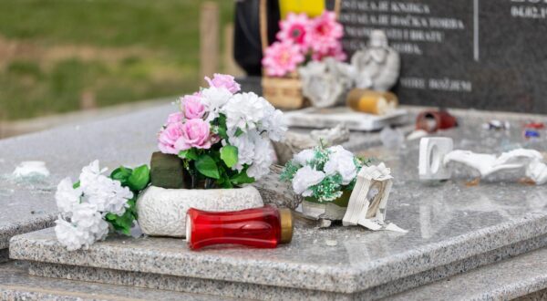 13.03.2024. Erdut - Vandali unistili 30tak grobova na katolickom groblju Photo: Borna jaksic/PIXSELL