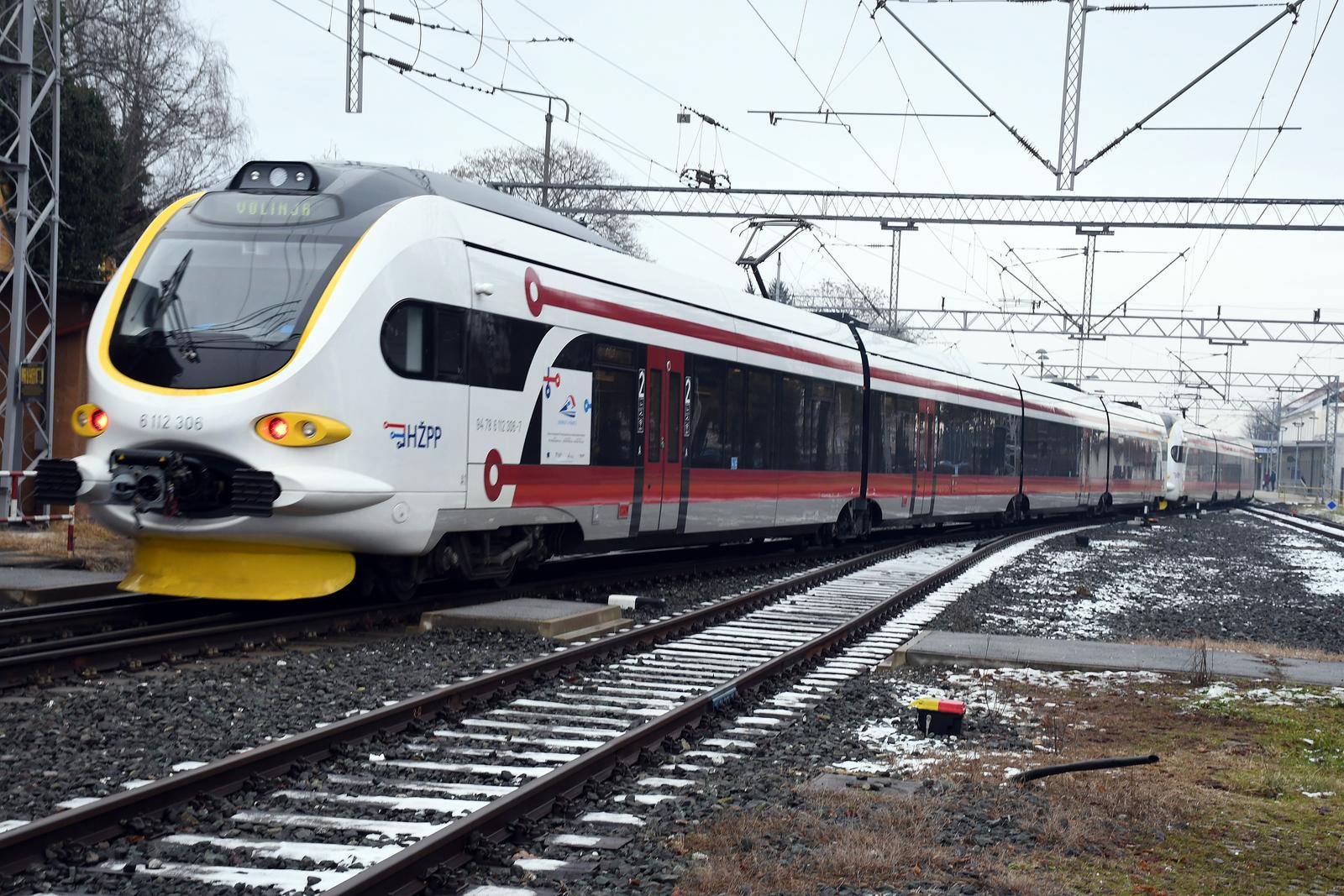 15.01.2024.,Sisak - Ulazak vlaka u Zeljeznicko kolodvor Sisak.  Photo: Nikola Cutuk/PIXSELL