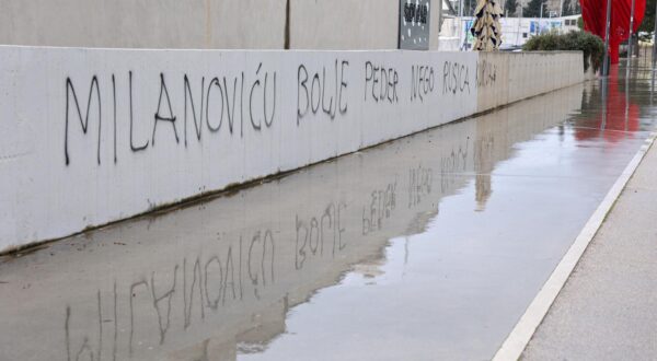 15.11.2023., Split-  Zapadna obala, osvanio natpis upucen predsjedniku Milanovicu  Photo: Ivana Ivanovic/PIXSELL
