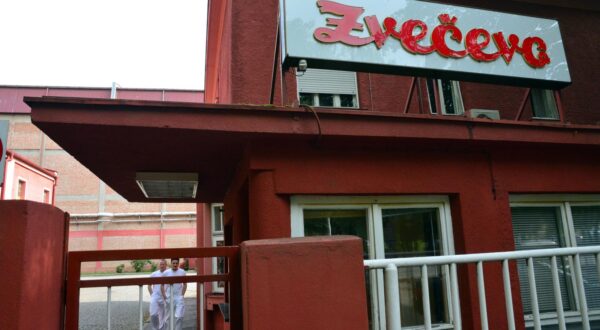 15.05.2017., Pozega - Radnici konditorske tvrtke Zvecevo d.d. od danas su u strajku. Postupak tzv. mirenja poslodavca i sindikata nije uspio, pa su radnici  jutros obustavili proizvodnju. rPhoto: Ivica Galovic/PIXSELL