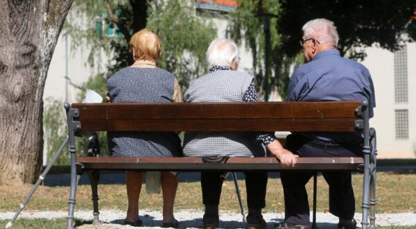 18.08.2021., Karlovac - Umirovljenici odmaraju u parku. rPhoto: Kristina Stedul Fabac/PIXSELL