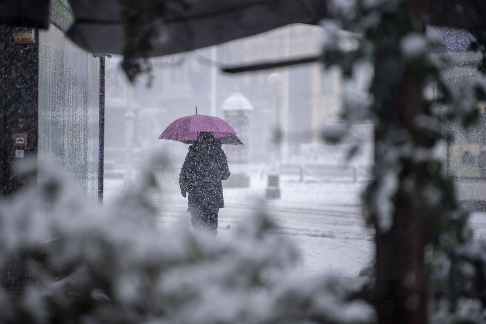 19.01.2024., Zagreb- Snijeg u centru grada nekima stvara probleme a neki uzivaju u zimskim radostima. Photo: Igor Soban/PIXSELL