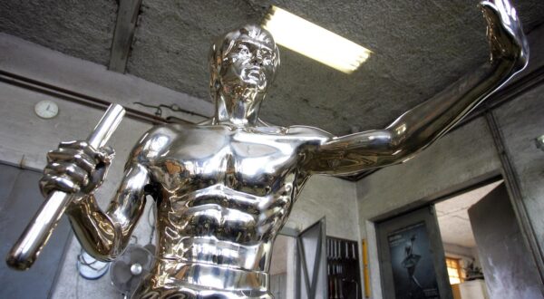 23.11.2005., Zagreb - Broncanu skulpturu u prirodnoj velicini Bruce Leeja (168 cm) izlio je kipar Ivan Fijolic u ljevaonici Ujevic.

 Photo: Sanjin Strukic/PIXSELL