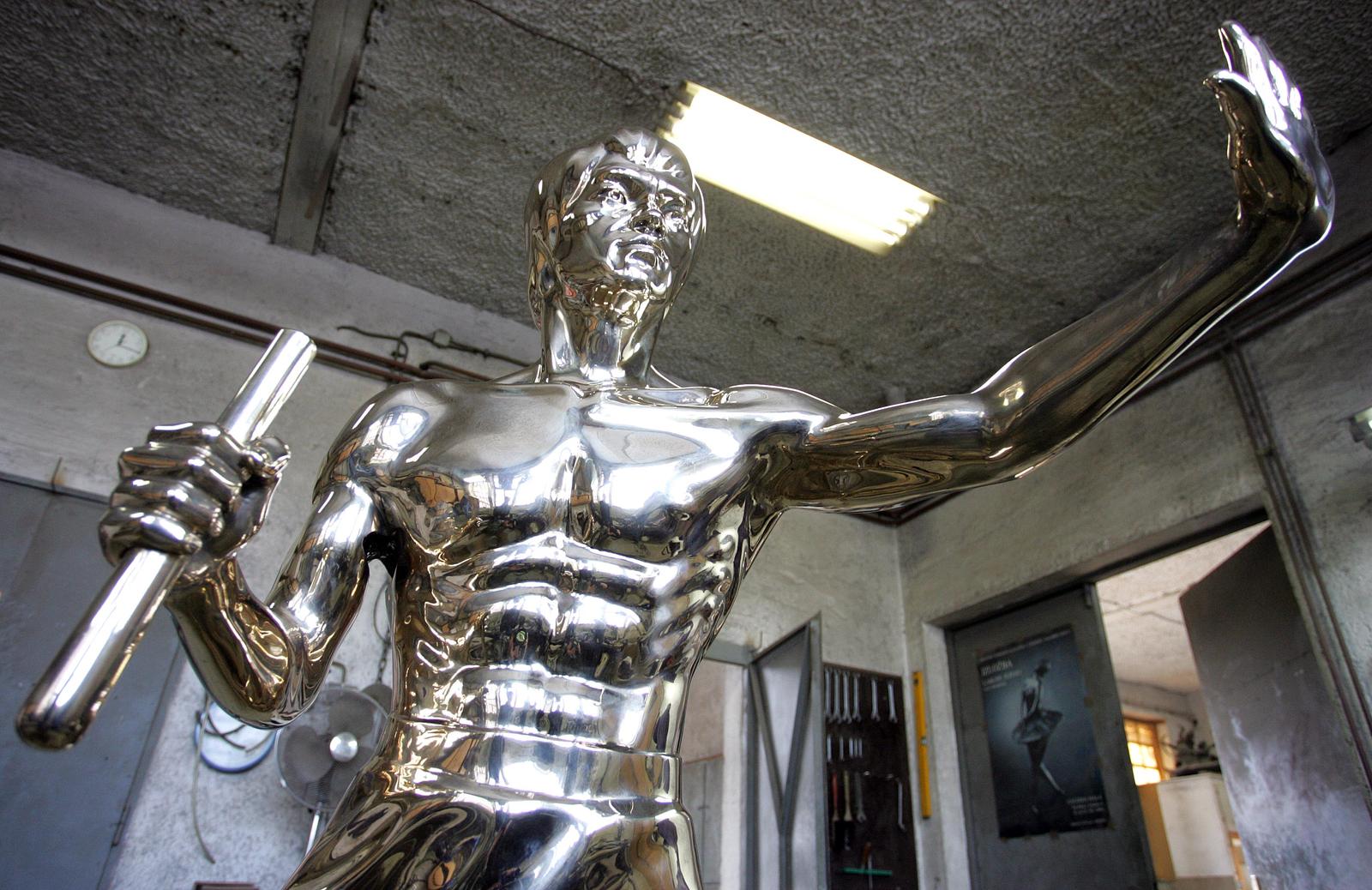23.11.2005., Zagreb - Broncanu skulpturu u prirodnoj velicini Bruce Leeja (168 cm) izlio je kipar Ivan Fijolic u ljevaonici Ujevic.

 Photo: Sanjin Strukic/PIXSELL