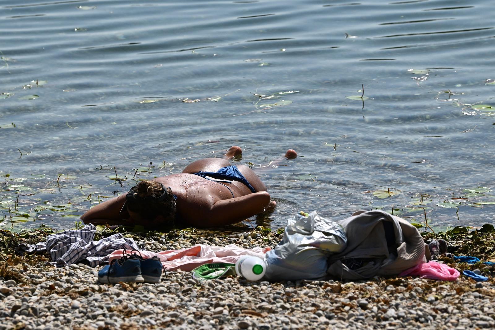 27.08.2023., Zagreb - Spas od toplinskog vala gradjani su potrazili na jezeru Jarun.  Photo: Marko Lukunic/PIXSELL