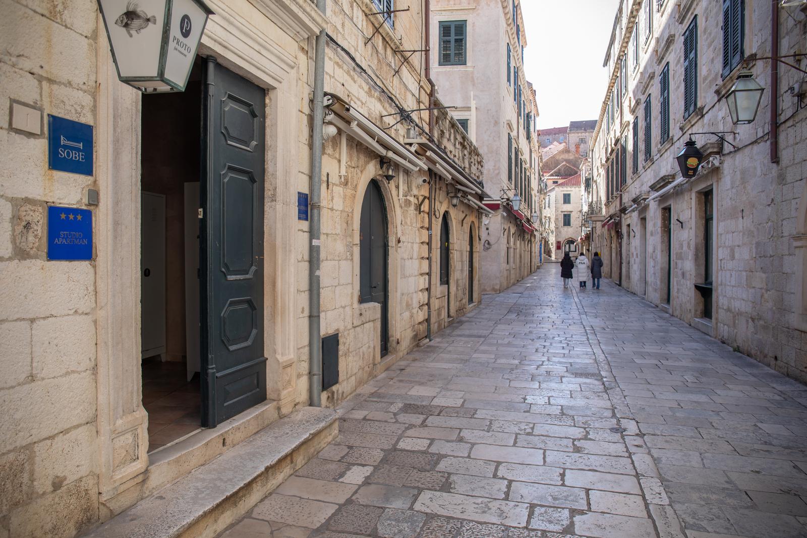 29.01.2024., Stra gradska jezgra, Dubrovnik - Grad Dubrovnik planira prestati izdavati nove dozvole za apartmane unutar gradskih zidina.  Photo: Grgo Jelavic/PIXSELL