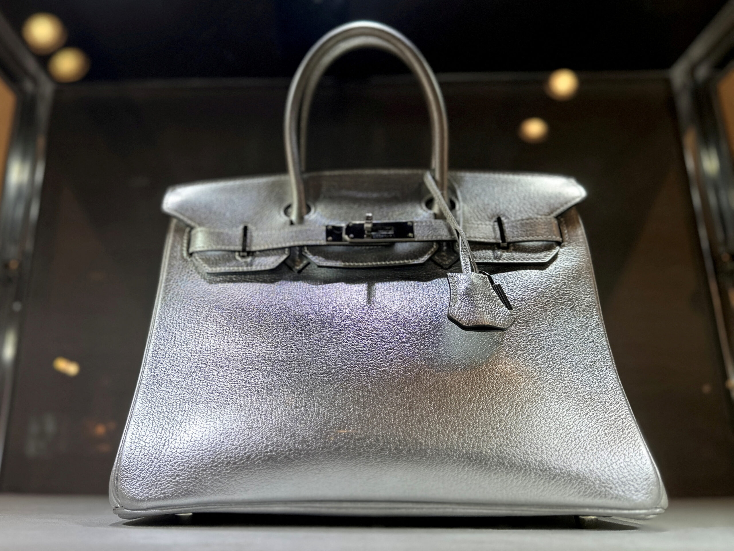 FILE PHOTO: View of a Hermes Silver Metallic Chevre Birkin 30 bag up for auction at Sotheby's in New York City, U.S., June 1, 2023. REUTERS/Roselle Chen/File Photo Photo: ROSELLE CHEN/REUTERS