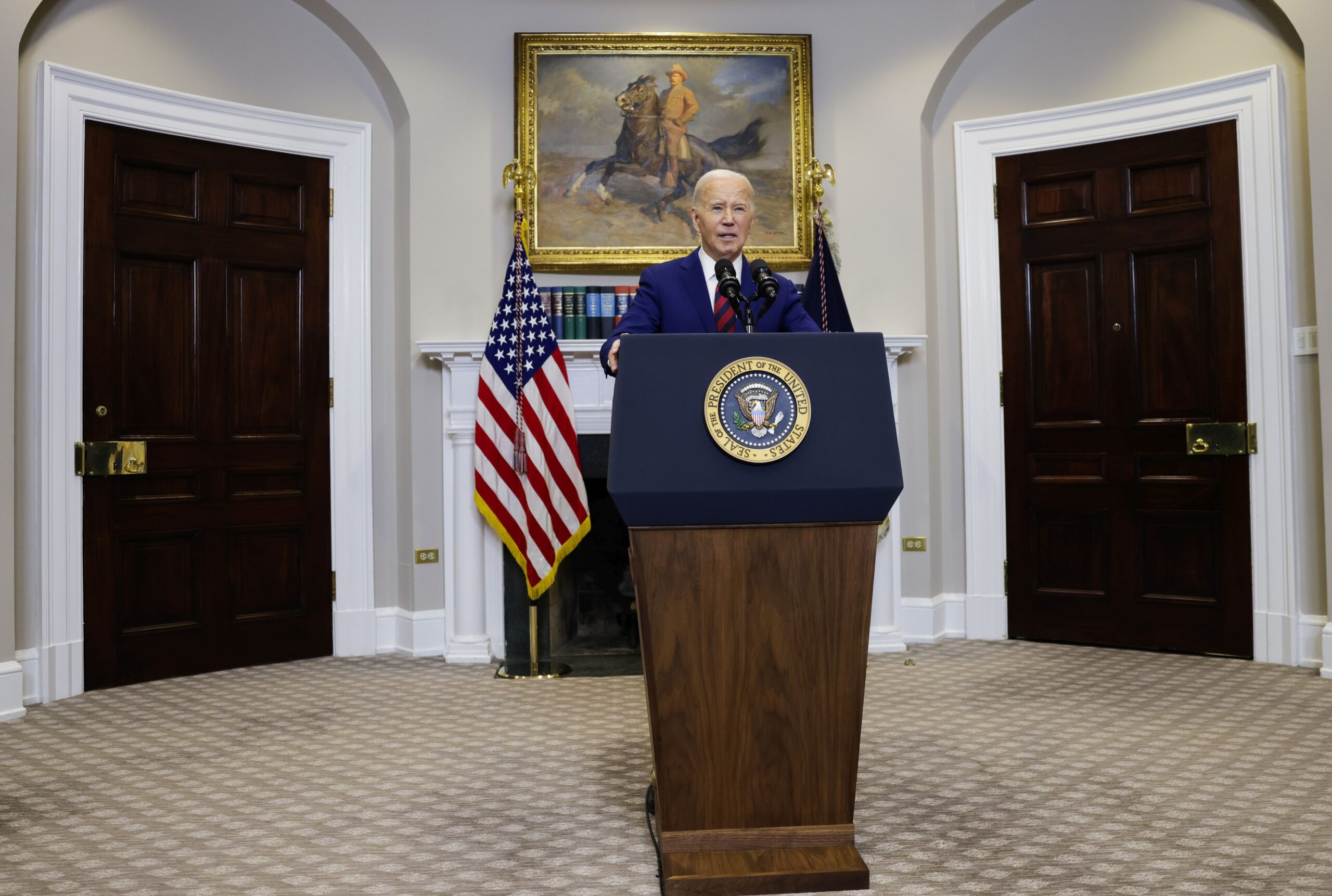 epa11244953 US President Joe Biden delivers remarks on the collapse of the Francis Scott Key Bridge in Baltimore, from the Roosevelt Room of the White House in Washington, DC, USA, 26 March 2024.  EPA/SAMUEL CORUM / POOL