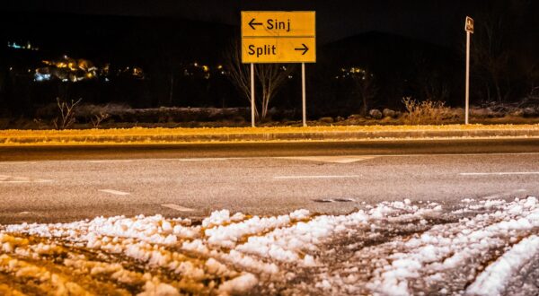 20.01.2024., Dicmo - Snjezni nocni motivi iz Dalmatinske zagore. Na fotografiji: Snijeg na cesti. Photo: Zvonimir Barisin/PIXSELL