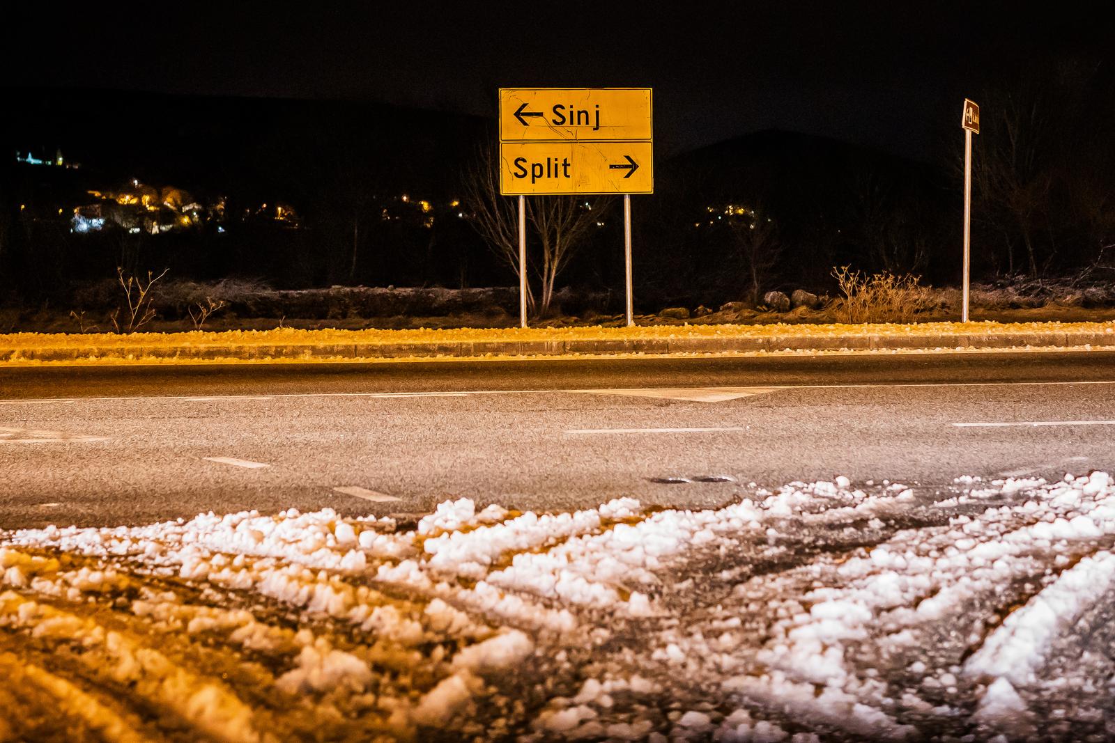 20.01.2024., Dicmo - Snjezni nocni motivi iz Dalmatinske zagore. Na fotografiji: Snijeg na cesti. Photo: Zvonimir Barisin/PIXSELL