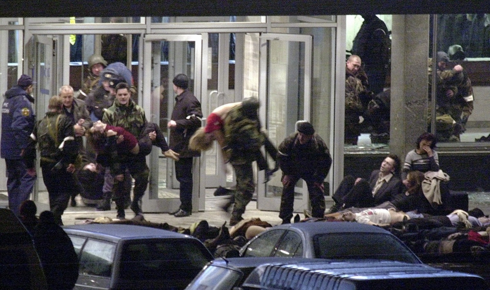 A picture taken 26 October 2002 shows special forces soldiers evacuating some of the hostages during the storming of the Dubrovka theater building in Moscow captured by Chechen terrorists, after the three-day stand off which left 117 hostages and 50 Chechen militants dead, almost all of them gassed by Russian forces in controversial army assault. More than 750 hostages were saved.  AFP PHOTO ITAR-TASS/JAPAN OUT,Image: 23031129, License: Rights-managed, Restrictions: Japan OUT, Model Release: no, Credit line: ANTON DENISOV / AFP / Profimedia