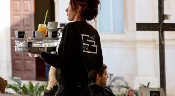 04.01.2024., Zadar - Od 01.01.2024. godine konobari u restoranima i kaficima mogu dobivati napojnicu karticnim placanjem Photo: Sime Zelic/PIXSELL