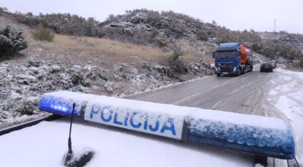 27.11.2013., Klis - Zimski uvjeti na prometnicama nadomak Splita. Policija regulira otezani promet zbog snijega, bure i poledice. Photo: Ivo Cagalj/PIXSELL