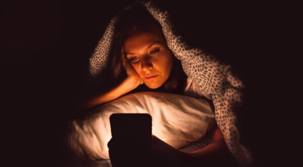 Young woman lying in bed and using smartphone at night before sleeping. Social media addiction and insomnia. High quality photo,Image: 650902598, License: Royalty-free, Restrictions: , Model Release: no, Credit line: Daria Kulkova / Alamy / Alamy / Profimedia