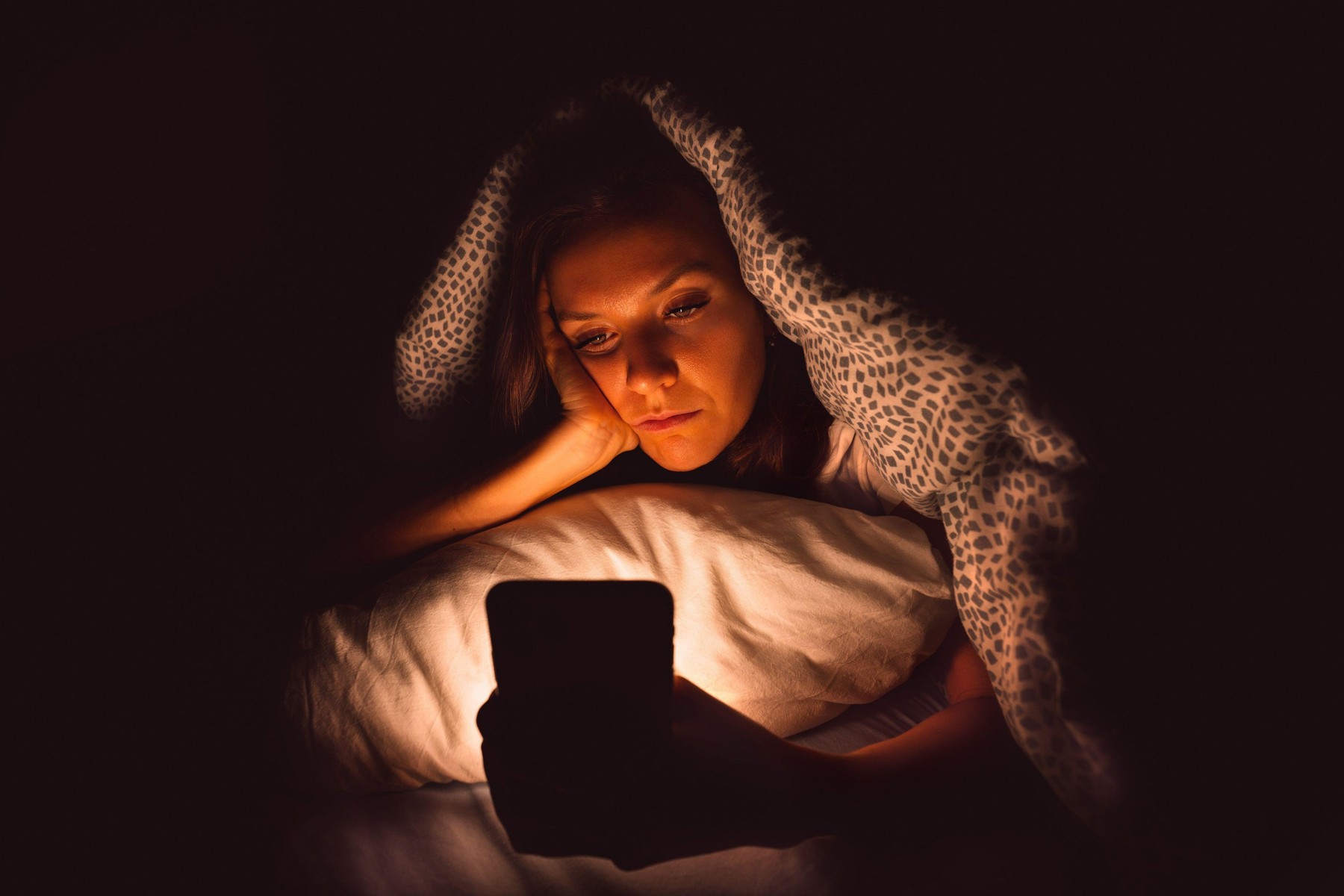Young woman lying in bed and using smartphone at night before sleeping. Social media addiction and insomnia. High quality photo,Image: 650902598, License: Royalty-free, Restrictions: , Model Release: no, Credit line: Daria Kulkova / Alamy / Alamy / Profimedia