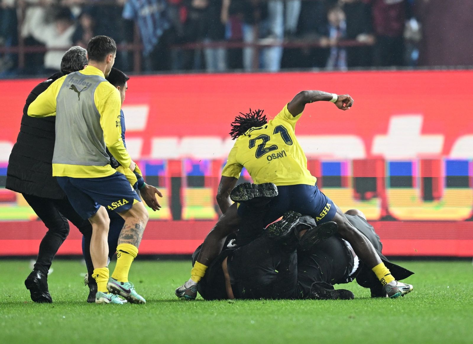 TRABZON, TURKIYE - MARCH 17: Osayi (21) of Fenerbahce gets a fight with a supporter after the Turkish Super Lig week 30 football match between Trabzonspor and Fenerbahce at Papara Park in Trabzon, Turkiye on March 17, 2024. Hakan Burak Altunoz / Anadolu,Image: 857622555, License: Rights-managed, Restrictions: , Model Release: no, Credit line: AA/ABACA / Abaca Press / Profimedia