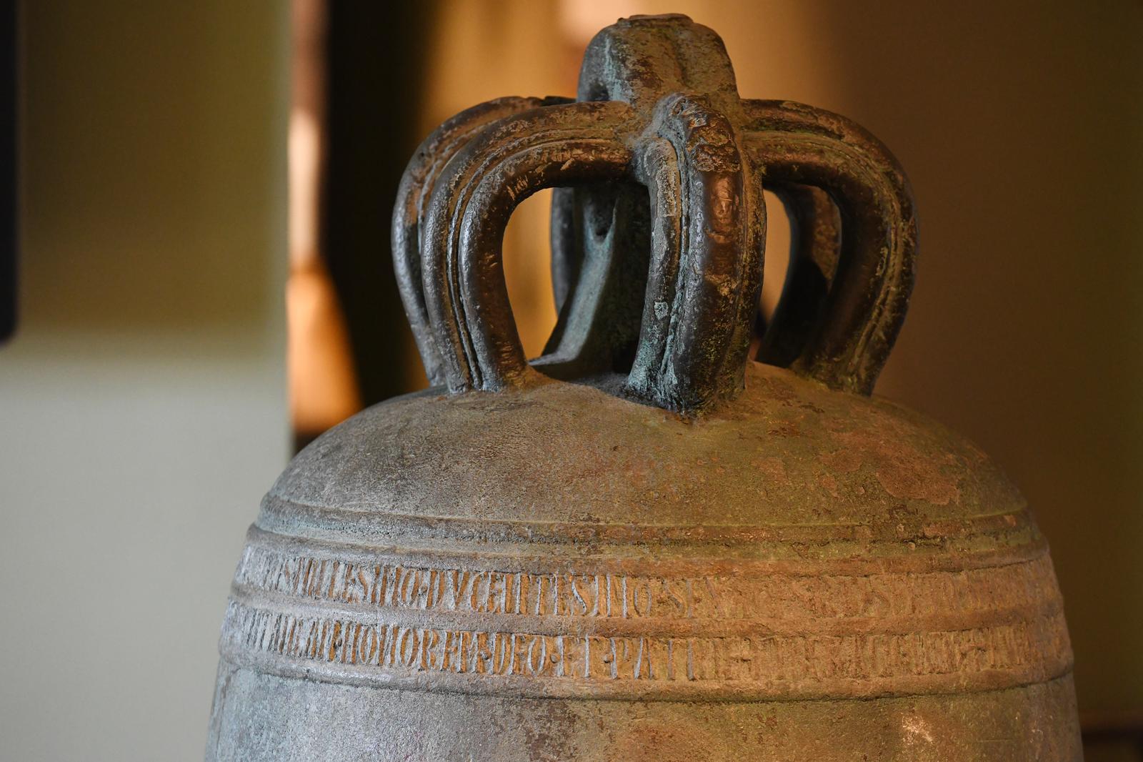 22.03.2021., Sibenik - Jedno od najstarijih zvona u ovom dijelu Europe nalazi se u Sibenskom gradskom muzeju. Lijevano je u Siriji u gradu Acconu 1266.godine. Izradili su ga putujuci talijanski ljevaci  Sicilijanac Jakob iz Messine i Andreot Pizanac."nPhoto: Hrvoje Jelavic/PIXSELL