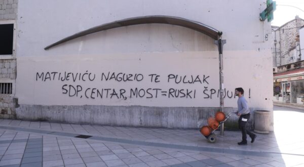12.03.2024., Split - Novi grafit s porukama Puljku i Matijevicu u Marmontovoj osvanuli su jutros na "oglasnom zidu". Photo: Ivo Cagalj/PIXSELL