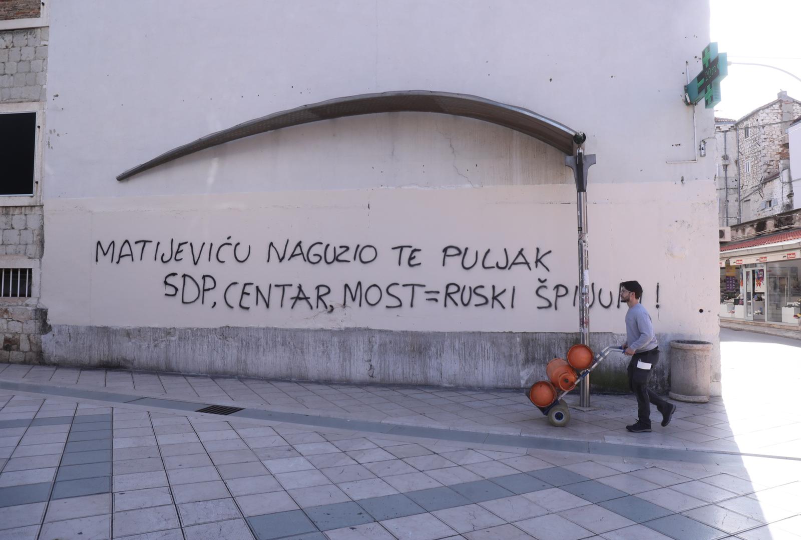 12.03.2024., Split - Novi grafit s porukama Puljku i Matijevicu u Marmontovoj osvanuli su jutros na "oglasnom zidu". Photo: Ivo Cagalj/PIXSELL
