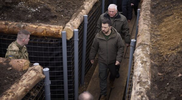 epa11247120 A handout picture made available by the Presidential Press Service shows Ukrainian President Volodymyr Zelensky (C) visiting the 117th Seperate Territorial Defence Brigade during a working visit to the Sumy region, Ukraine, 27 March 2024 amid the Russian invasion. Zelenskyy was briefed on the organization across three lines of defense and discussed the current needs for weapons and equipment. Russian troops entered Ukrainian territory on 24 February 2022, starting a conflict that has provoked destruction and a humanitarian crisis.  EPA/PRESIDENTIAL PRESS SERVICE HANDOUT   HANDOUT EDITORIAL USE ONLY/NO SALES HANDOUT EDITORIAL USE ONLY/NO SALES