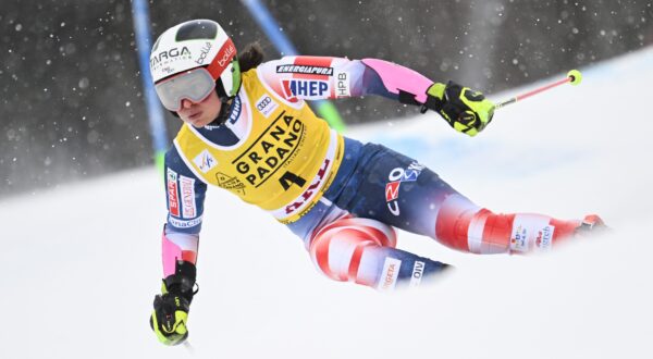 epa11208472 Croatia's Zrinka Ljutic in action during the first run of the Women's Giant Slalom race at the FIS Alpine Skiing World Cup in Are, Sweden, 09 March 2024.  EPA/Pontus Lundahl  SWEDEN OUT