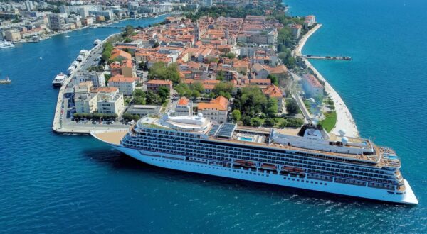 05.05.2023., Zadar - Kod Pozdrava suncu jutros je pristao ‘Viking Sea‘ brod za kruzna putovanja koji plovi pod norveskom zastavom.Duljina ovog kruzera je 228 metara dok je sirok gotovo 29 metara.   Photo: Sime Zelic/PIXSELL
