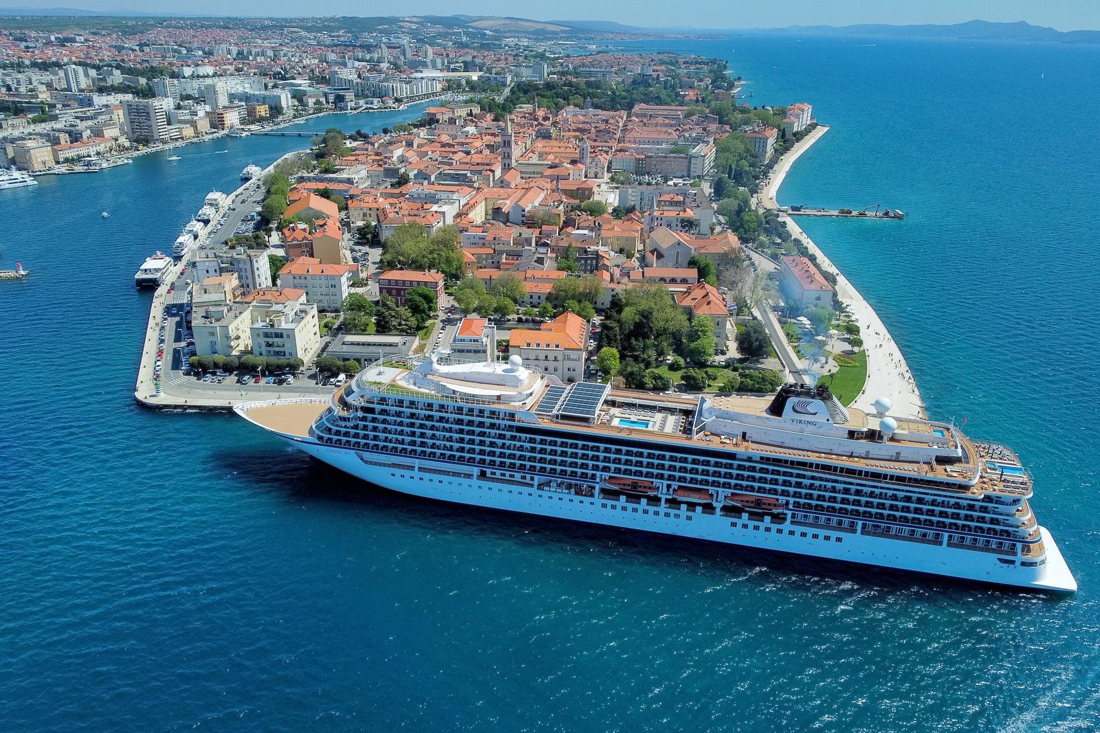 05.05.2023., Zadar - Kod Pozdrava suncu jutros je pristao ‘Viking Sea‘ brod za kruzna putovanja koji plovi pod norveskom zastavom.Duljina ovog kruzera je 228 metara dok je sirok gotovo 29 metara.   Photo: Sime Zelic/PIXSELL