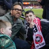 Emirates FA Cup fourth round Wrexham v Sheffield United Ryan Reynolds co-owner of Wrexham poses for a photo with young fans before the Emirates FA Cup fourth round match Wrexham vs Sheffield United at The Racecourse Ground, Wrexham, United Kingdom, 29th January 2023 Photo by Steve Flynn/News Images Wrexham The Racecourse Ground Clwyd United Kingdom Copyright: xStevexFlynn/NewsxImagesx