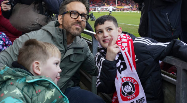 Emirates FA Cup fourth round Wrexham v Sheffield United Ryan Reynolds co-owner of Wrexham poses for a photo with young fans before the Emirates FA Cup fourth round match Wrexham vs Sheffield United at The Racecourse Ground, Wrexham, United Kingdom, 29th January 2023 Photo by Steve Flynn/News Images Wrexham The Racecourse Ground Clwyd United Kingdom Copyright: xStevexFlynn/NewsxImagesx