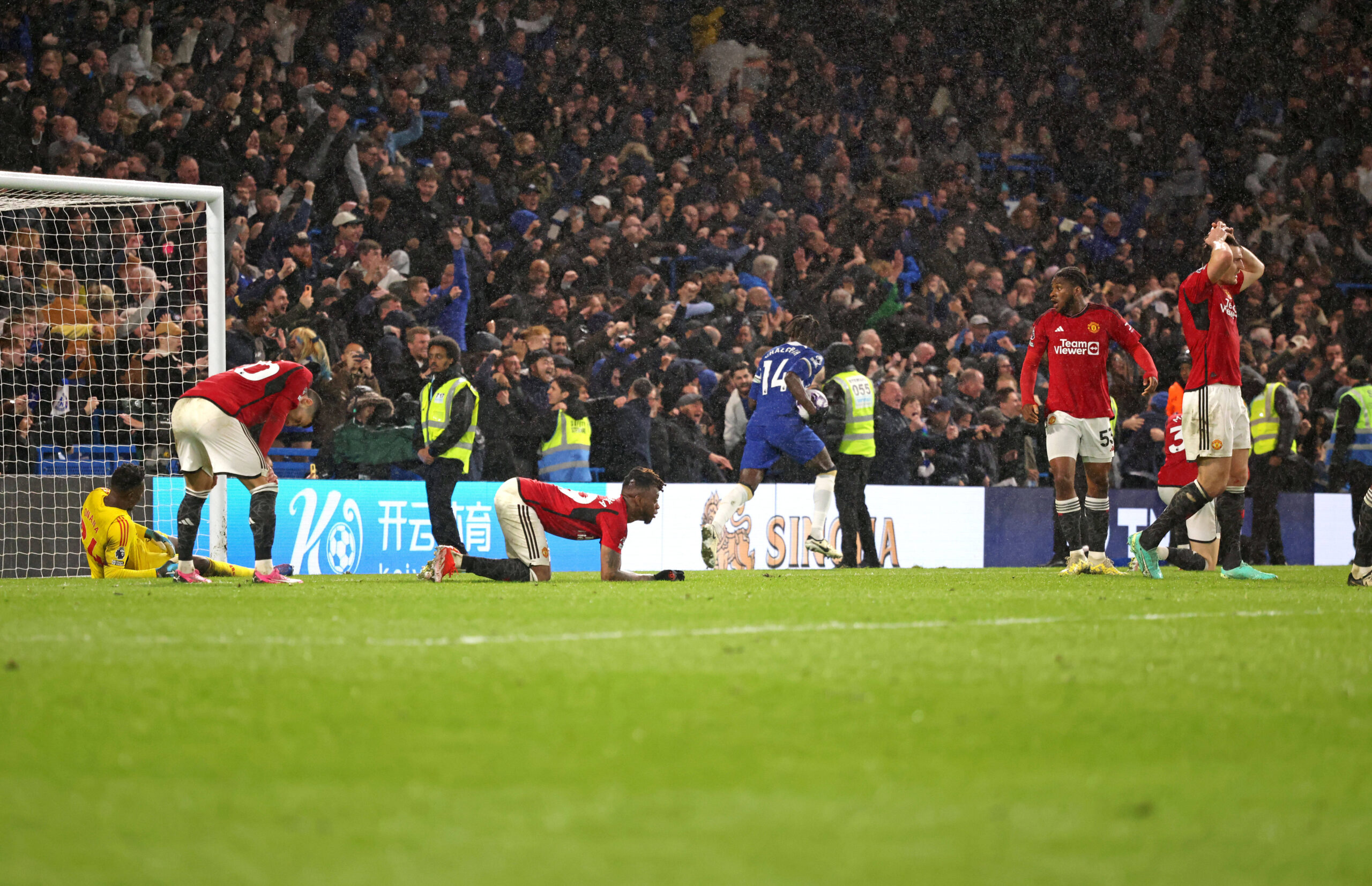 Man Utd dejection after the fourth Chelsea goal, scored by Cole Palmer C 4-2 at the Chelsea v Manchester United, ManU EPL match, at Stamford Bridge, London, UK on 4th April, 2024. PUBLICATIONxNOTxINxUK
