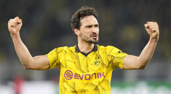 Dortmund's Mats Hummels celebrates after the Champions League quarterfinal second leg soccer match between Borussia Dortmund and Atletico Madrid at the Signal-Iduna Park in Dortmund, Germany, Tuesday, April 16, 2024(AP Photo/Martin Meissner)