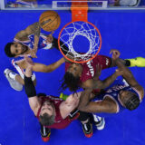 Miami Heat's Delon Wright, center right, reaches for the ball against Philadelphia 76ers' Cameron Payne, left, during the second half of an NBA basketball play-in tournament game, Wednesday, April 17, 2024, in Philadelphia. The 76ers won 105-104.(AP Photo/Chris Szagola)