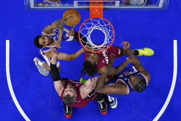 Miami Heat's Delon Wright, center right, reaches for the ball against Philadelphia 76ers' Cameron Payne, left, during the second half of an NBA basketball play-in tournament game, Wednesday, April 17, 2024, in Philadelphia. The 76ers won 105-104.(AP Photo/Chris Szagola)
