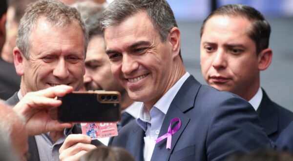 epa11207815 Spanish Prime Minister Pedro Sanchez (C) poses for a selfie during an event commemorating International Women's Day in La Pintana, on the outskirts of Santiago, Chile, 08 March 2024. Sanchez arrived on 08 March in Santiago de Chile for an official visit to the country. International Women's Day (IWD) is observed annually on 08 March worldwide to highlight women's rights, as well as issues such as violence and abuse against women.  EPA/Sebastian Moscoso