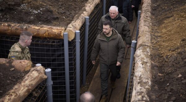 epa11247120 A handout picture made available by the Presidential Press Service shows Ukrainian President Volodymyr Zelensky (C) visiting the 117th Seperate Territorial Defence Brigade during a working visit to the Sumy region, Ukraine, 27 March 2024 amid the Russian invasion. Zelenskyy was briefed on the organization across three lines of defense and discussed the current needs for weapons and equipment. Russian troops entered Ukrainian territory on 24 February 2022, starting a conflict that has provoked destruction and a humanitarian crisis.  EPA/PRESIDENTIAL PRESS SERVICE HANDOUT   HANDOUT EDITORIAL USE ONLY/NO SALES HANDOUT EDITORIAL USE ONLY/NO SALES