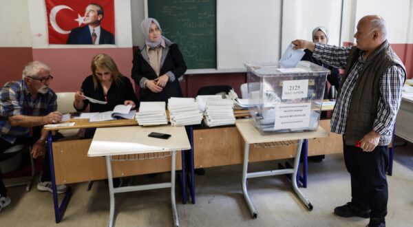 epa11252504 A person votes for the local elections at a polling station in Istanbul, Turkey, 31 March 2024. Some 61 million people will vote in the Turkish local elections in overall 81 provinces.  EPA/ERDEM SAHIN
