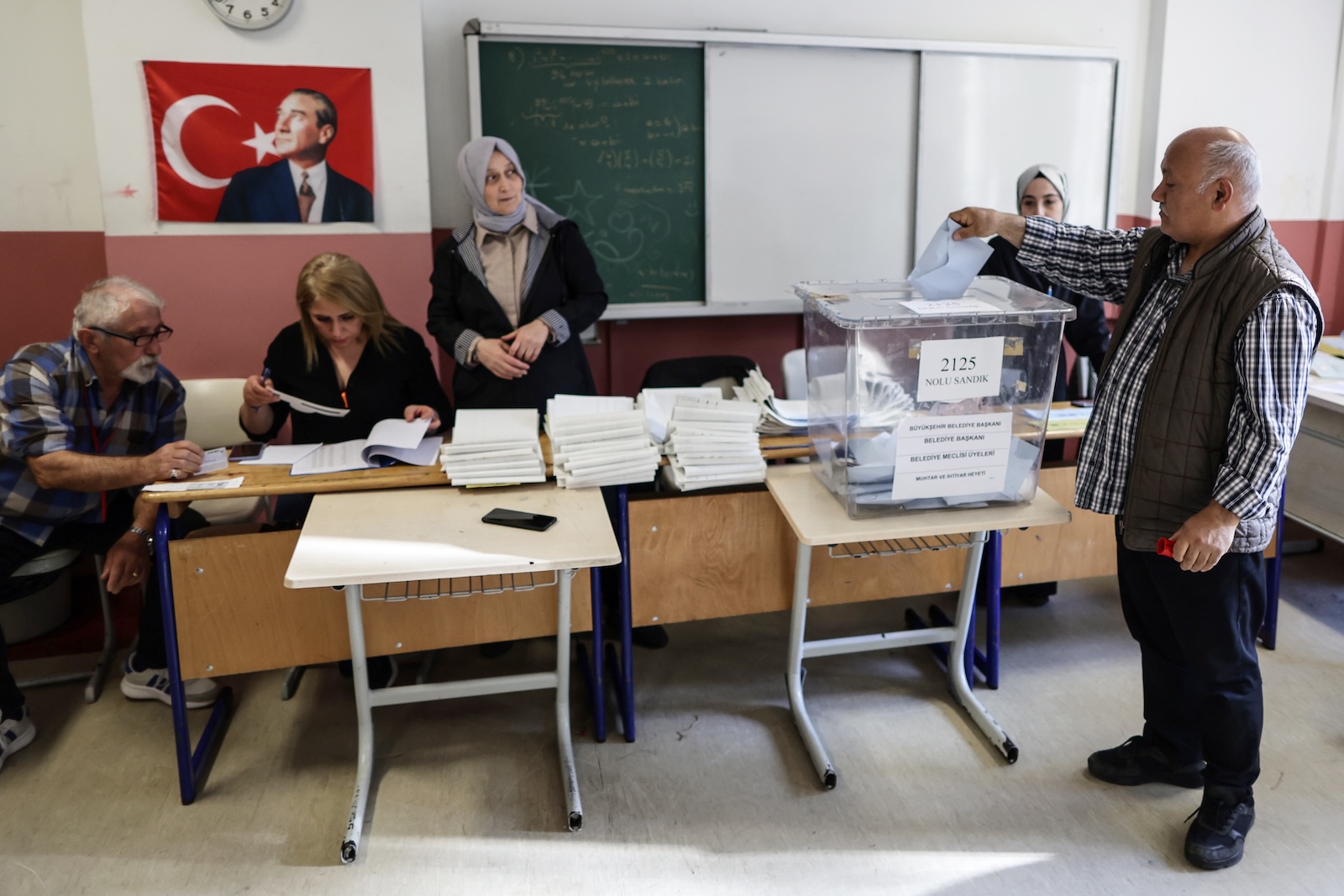epa11252504 A person votes for the local elections at a polling station in Istanbul, Turkey, 31 March 2024. Some 61 million people will vote in the Turkish local elections in overall 81 provinces.  EPA/ERDEM SAHIN