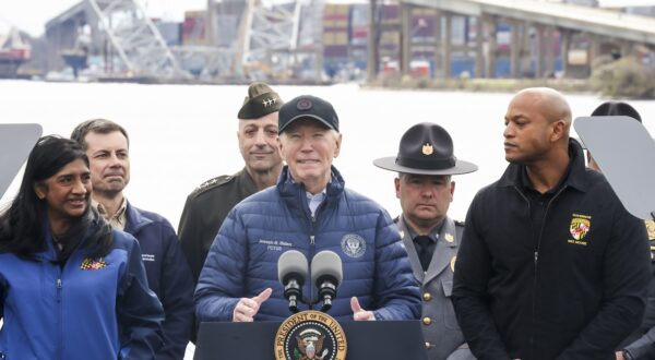 epa11261225 US President Joe Biden (C) delivers remarks near the wreckage of the Francis Scott Key Bridge, in the background, while standing with Maryland Governor Wes Moore (R), US Secretary of Transportation Pete Buttigieg (2-L), among others, in Dundalk, Maryland, USA, 05 April 2024. Biden delivered remarks on his administration's commitment to rebuilding and reopening the Port of Baltimore after the cargo vessel Dali struck the bridge on 26 March 2024.  EPA/MICHAEL REYNOLDS