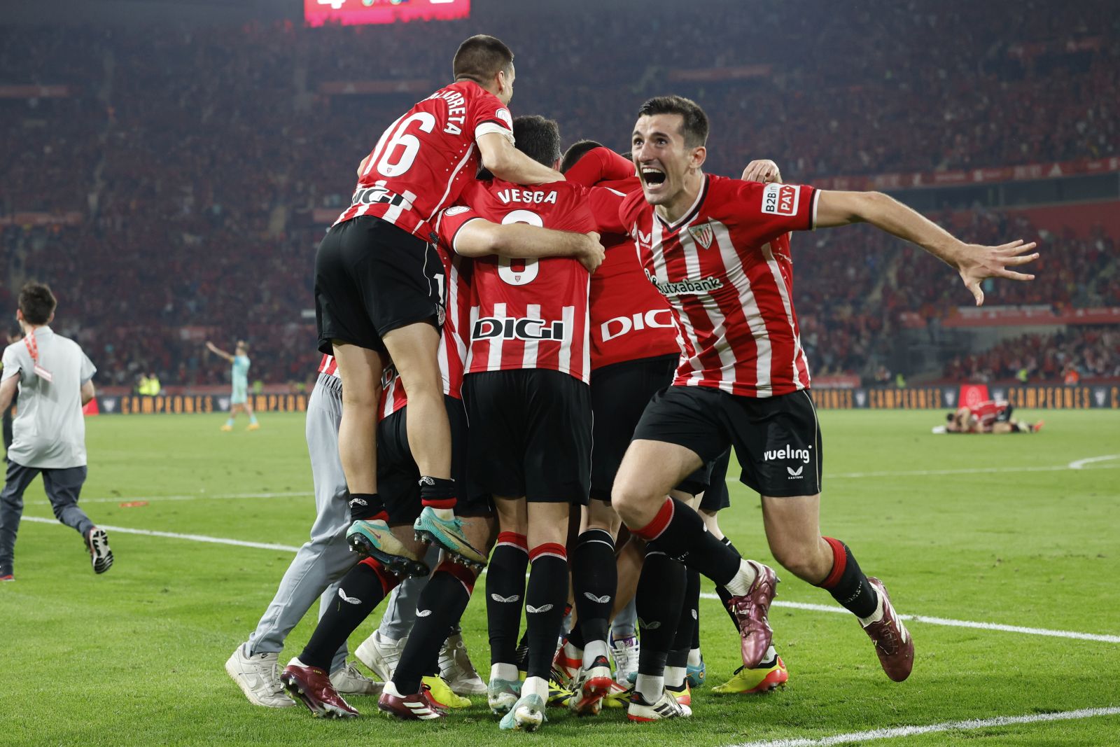 epa11263343 Athletic players celebrate the victory at the end of the Copa del Rey final soccer between Athletic Club and RCD Real Mallorca, in Sevilla, Spain, 06 April 2024.  EPA/Julio Munoz