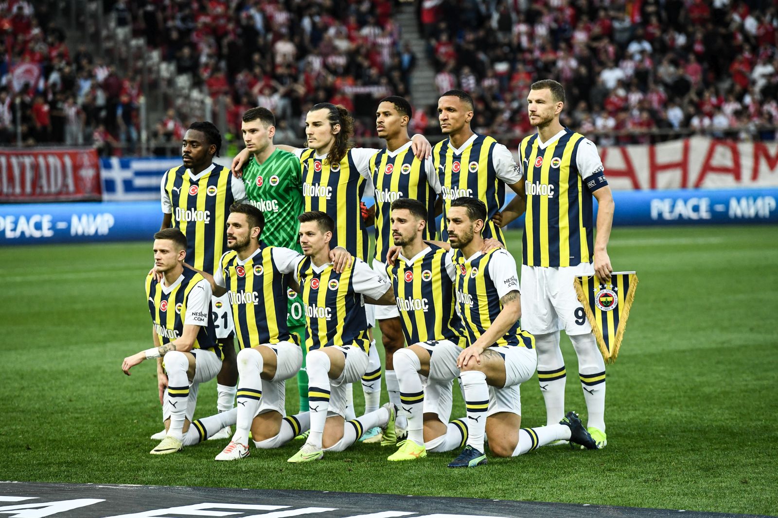 epa11273205 Starting eleven of Fenerbahce poses before the UEFA Europa Conference League Quarterfinals, 1st leg soccer match between Olympiacos Piraeus and Fenerbahce, in Piraeus, Greece, 11 April 2024.  EPA/GEORGIA PANAGOPOULOU